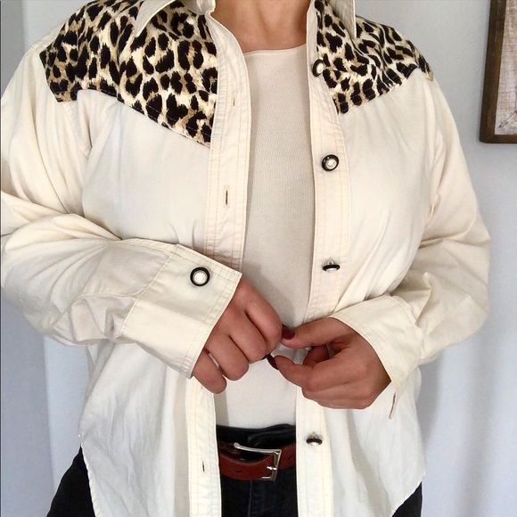 Classic button up with leopard detailing - Picture 2 of 2